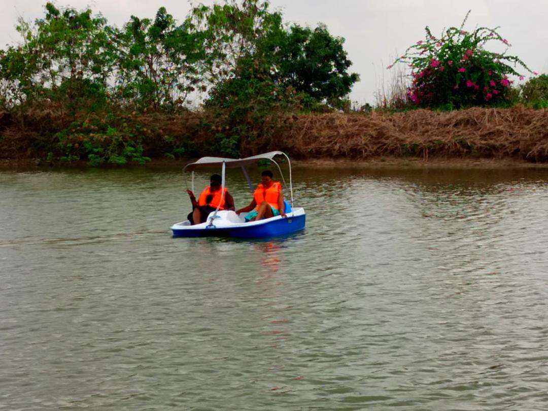 Boat Ride for a group of 10